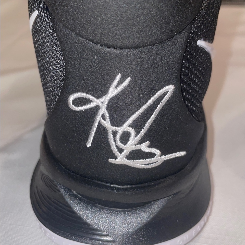 NWOT Nike Women’s black basketball shoes - Picture 2 of 3